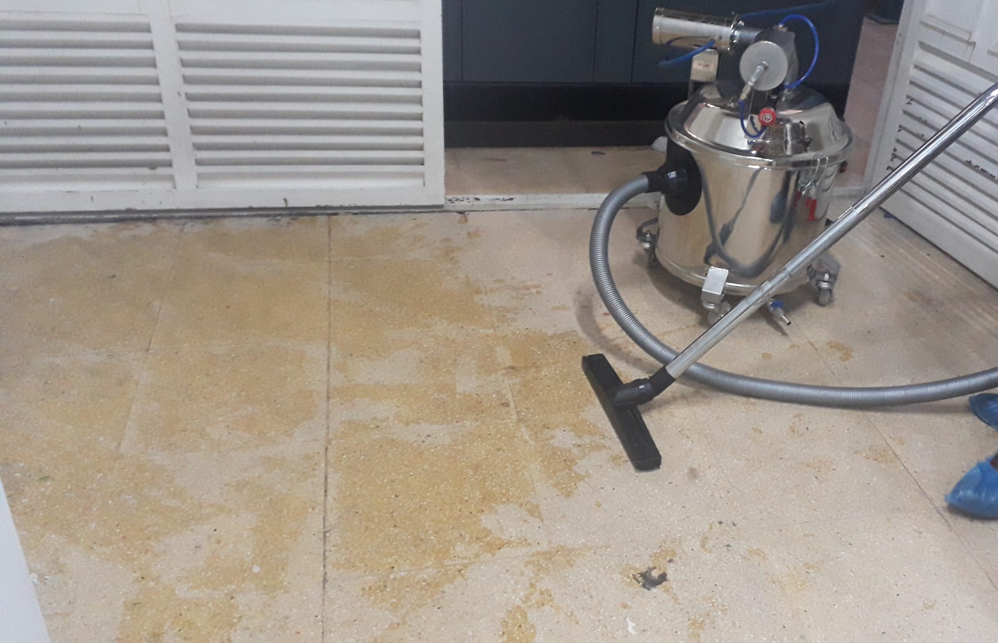 جاروبرقی صنعتی مکش مایعات